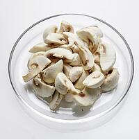 CHAMPIGNON WEIß MITTEL GEVIERTELT 1 KG 